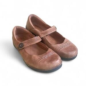 Tan leather Mary Jane shoes